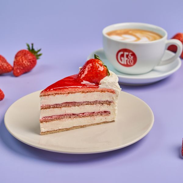 porcion de tarta de fresas con nata porcion de tarta de fresas con nata