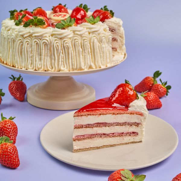 porcion de tarta relllena de fresas con nata