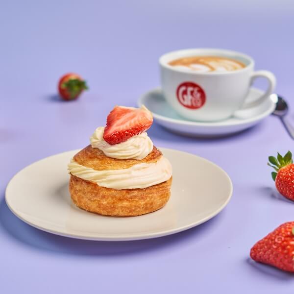 1 roll de fresas con nata (1) porcion de tarta de fresas con nata