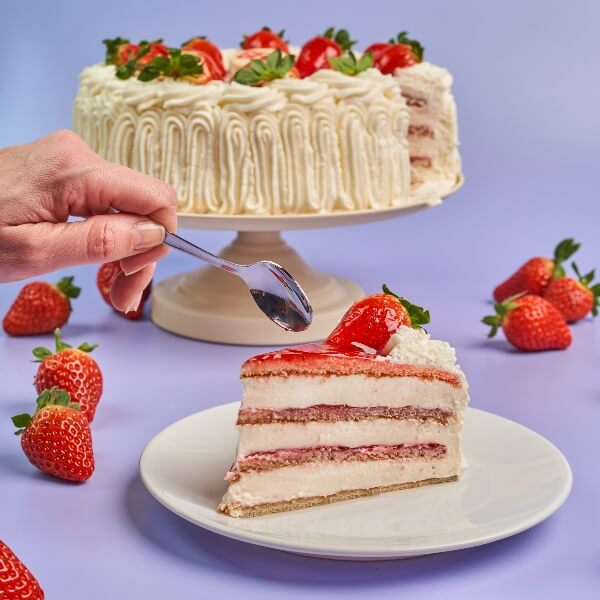 6 tarta de bizcocho y fresas con nata (1) porcion de tarta de fresas con nata