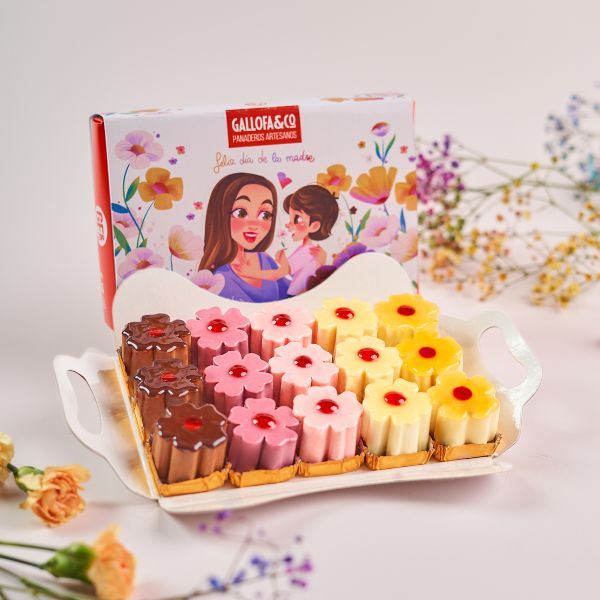 bandeja mini pasteles florales porcion de tarta relllena de fresas con nata