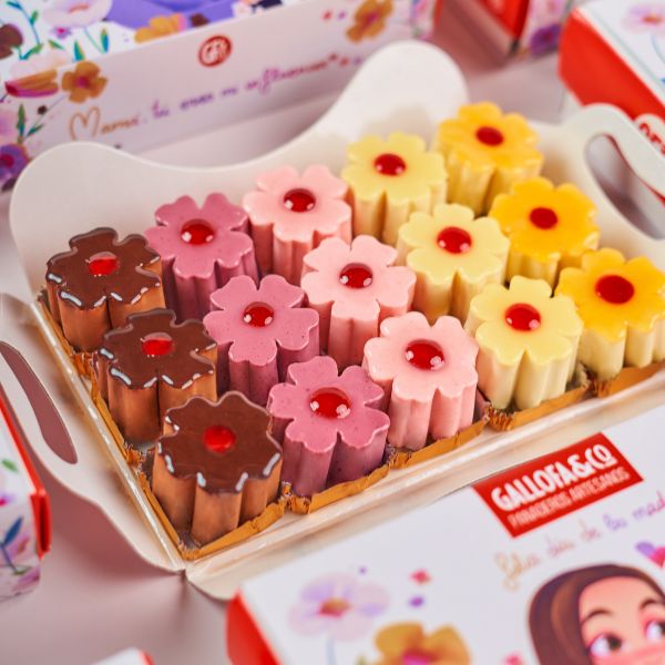 minipastelitos de mousse dia de la madre porcion de tarta relllena de fresas con nata